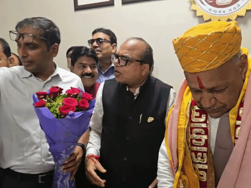 
                 जगदीश अग्रवाल ने सिंहस्थ मेला प्राधिकरण अध्यक्ष का पद संभाला:बोले- यह पद नहीं दायित्व है, श्रद्धालुओं की सुविधा का रखेंगे पूरा ध्यान 
            