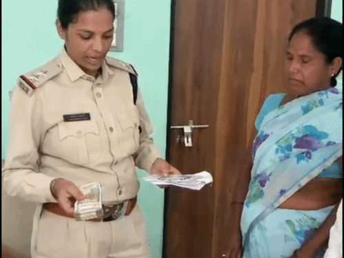 बुरहानपुर में महिला को सड़क पर मिले ₹50 हजार:थैले में आधार-पैन कार्ड भी थे, पुलिस ने मालिक को लौटाए