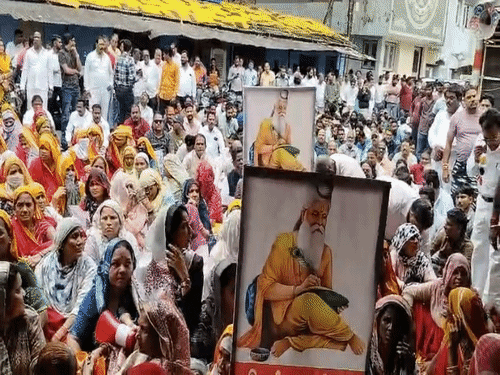 
                 सफाई कर्मचारियों ने इंदौर नगर निगम मुख्यालय घेरा:3 दिन में मांगें पूरी नहीं हुईं तो हड़ताल की चेतावनी; ठेकेदारी प्रथा खत्म करने की मांग 
            