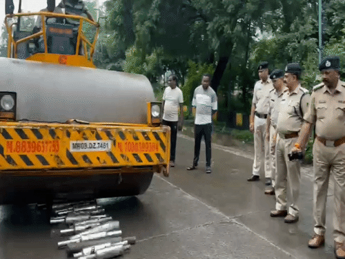 
                 1000 से ज्यादा मॉडिफाइड साइलेंसर पर चला रोड रोलर:इंदौर ट्रैफिक पुलिस का सख्त संदेश -अब ‘पटाखा साउंड’ नहीं,कार्रवाई रहेगी जारी 
            