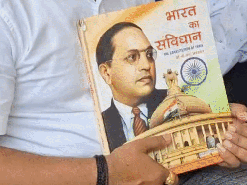 
                 27% ओबीसी आरक्षण लागू कराने भीम आर्मी का धरना:दामोदर यादव बोले- प्रदीप मिश्रा, धीरेन्द्र शास्त्री के ट्रस्ट सरकारी नियंत्रण में लिए जाएं 
            