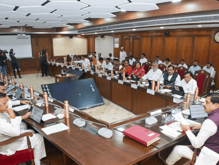 
                 आपसी सहमति से भूमि बिक्री पर भी चार गुना कीमत:कैबिनेट का फैसला- 12 सड़कें बनाने के लिए 4600 करोड़ का ऋण लेगा MPRDC 
            