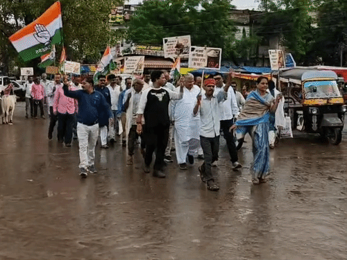 शक्कर-तेल की महंगाई के खिलाफ कांग्रेस का प्रदर्शन:नर्मदापुरम में कांग्रेस कार्यकर्ताओं ने ढोलक, मंजीरा बजाई, जिला अध्यक्ष बोले- महंगाई की मार झेल रही जनता