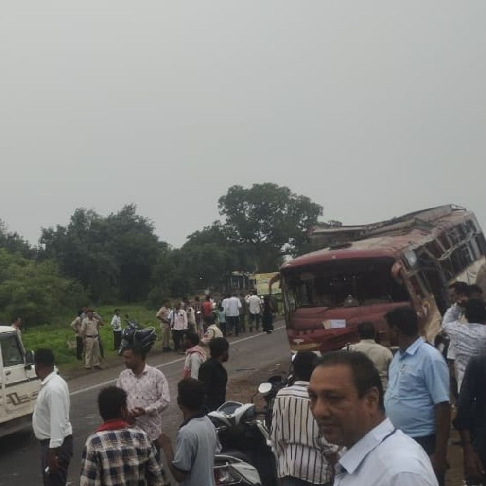 बस डिवाइडर पर चढ़ी, 25 से अधिक यात्री घायल:बड़वानी में इंदौर-खेतिया रूट पर हादसा, अंतर सिंह आर्य मौके पर रूके
