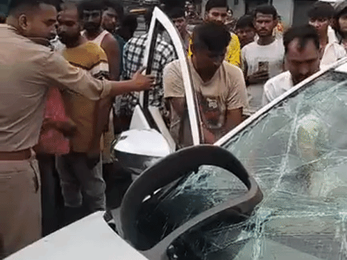 भदोही में ट्रक-कार की टक्कर, युवक की मौत:महिला समेत तीन घायल, प्रयागराज से बेटी की विदाई कराकर लौट रहा था परिवार