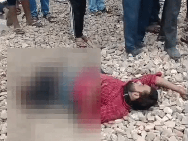 आगरा-झांसी रेलवे ट्रैक पर ट्रेन की चपेट आए जेई:धड़ से अलग हो गए दोनों पैर, लाइन चेक करने के दौरान हुआ हादसा
