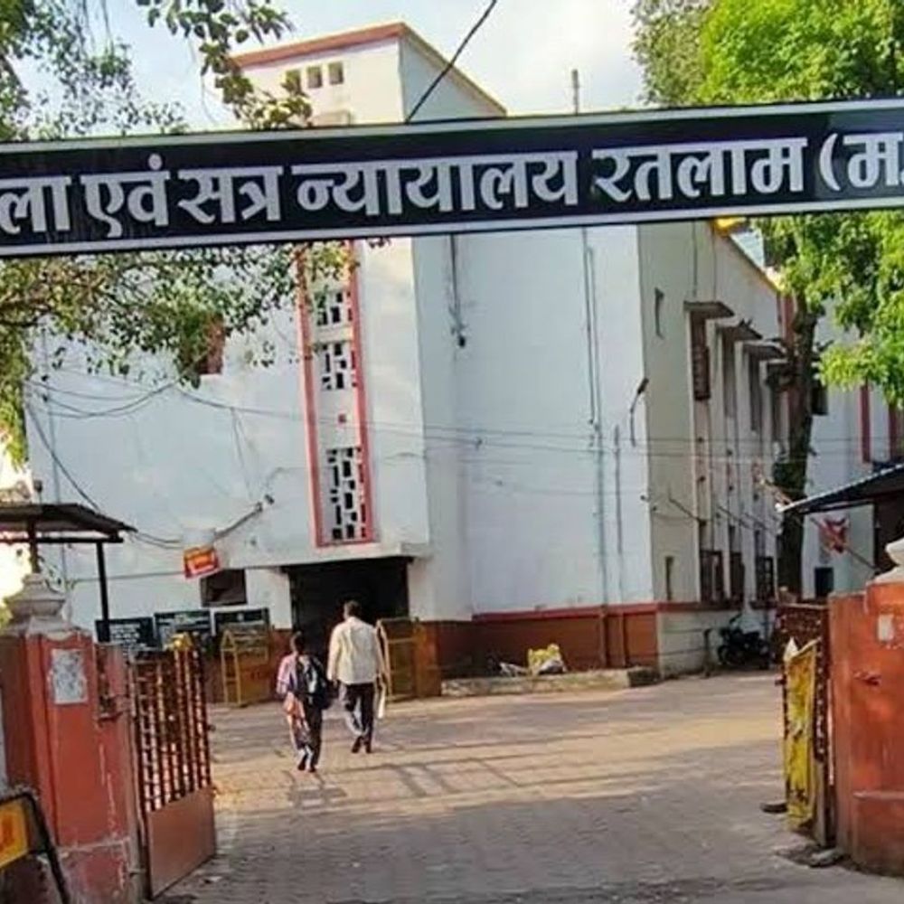 
                 जमीन विवाद में बुजुर्ग की हत्या, 3 भाइयों को उम्रकैद:समझौते के बहाने बुलाकर की थी पत्थरबाजी; 14 गवाहों और मेडिकल साक्ष्यों के बाद फैसला 
            