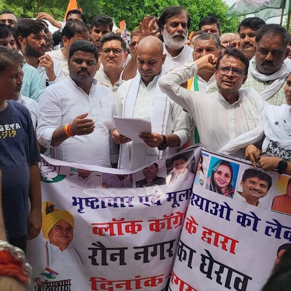 कांग्रेस ने नगर परिषद का घेराव किया:भिंड में सीएमओ को चोर कहा, 6 महीने से खुदी सड़कों पर जताई नाराजगी