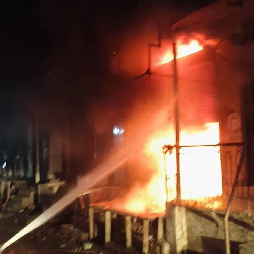 नोएडा में जूतों की दुकान में लगी आग:दमकल की गाड़ियां मौके पर पहुंची, 30 मिनट में पाया काबू