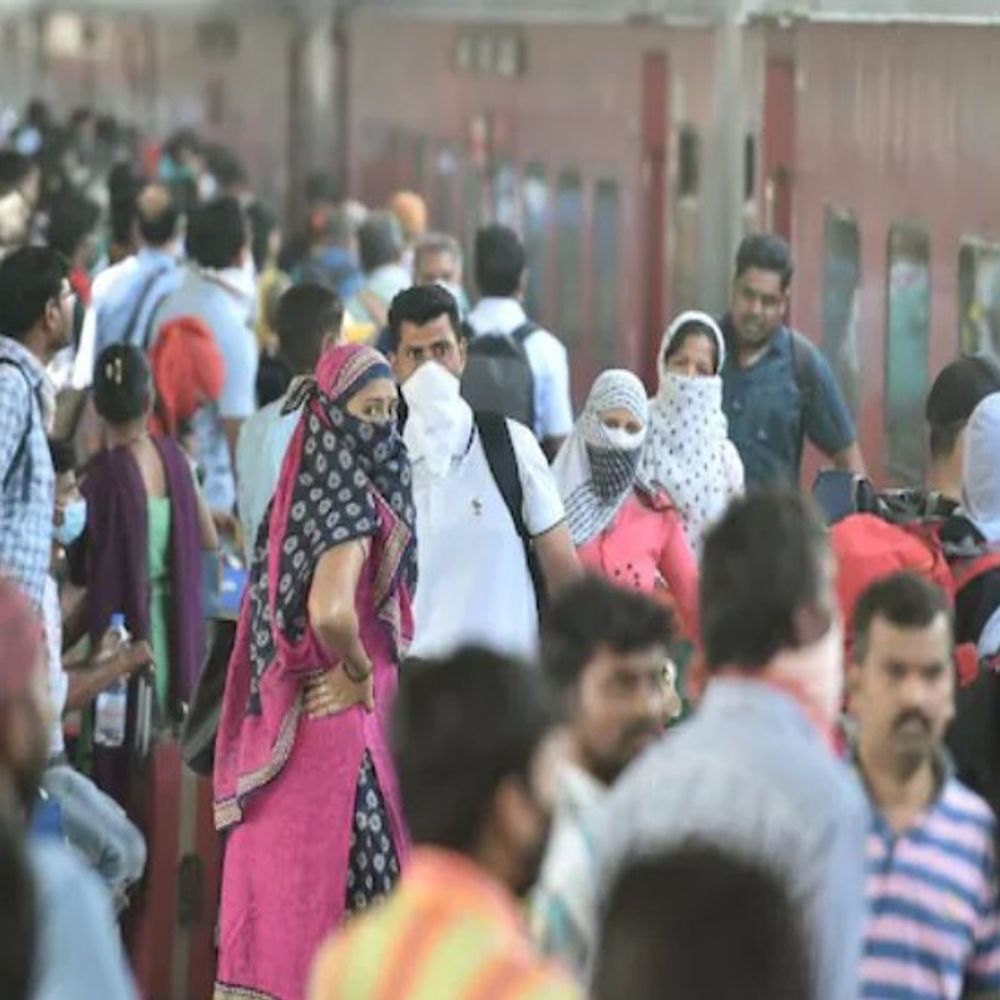 
                 ट्रेनों में वेटिंग, बसों में मनमानी:पुणे-मुंबई जैसे रूट पर 1200 तक था किराया, अब 4 हजार तक ले रहे 
            