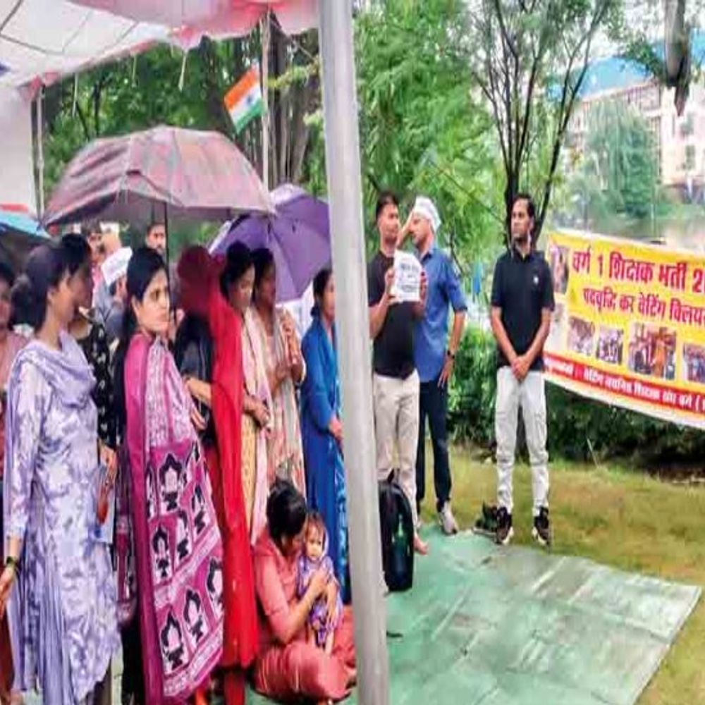 
                 बारिश में प्रदर्शन:अब वर्ग 1 के चयनित शिक्षकों ने राजधानी में डाला डेरा 
            