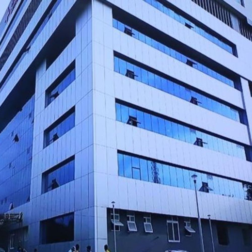 
                 इंदौर के हॉस्पिटल में मरीज की मौत के बाद हंगामा:ICU में डॉक्टरों से मारपीट, स्टाफ और गार्ड ने भागकर बचाई जान, नर्सों को छिपना पड़ा 
            