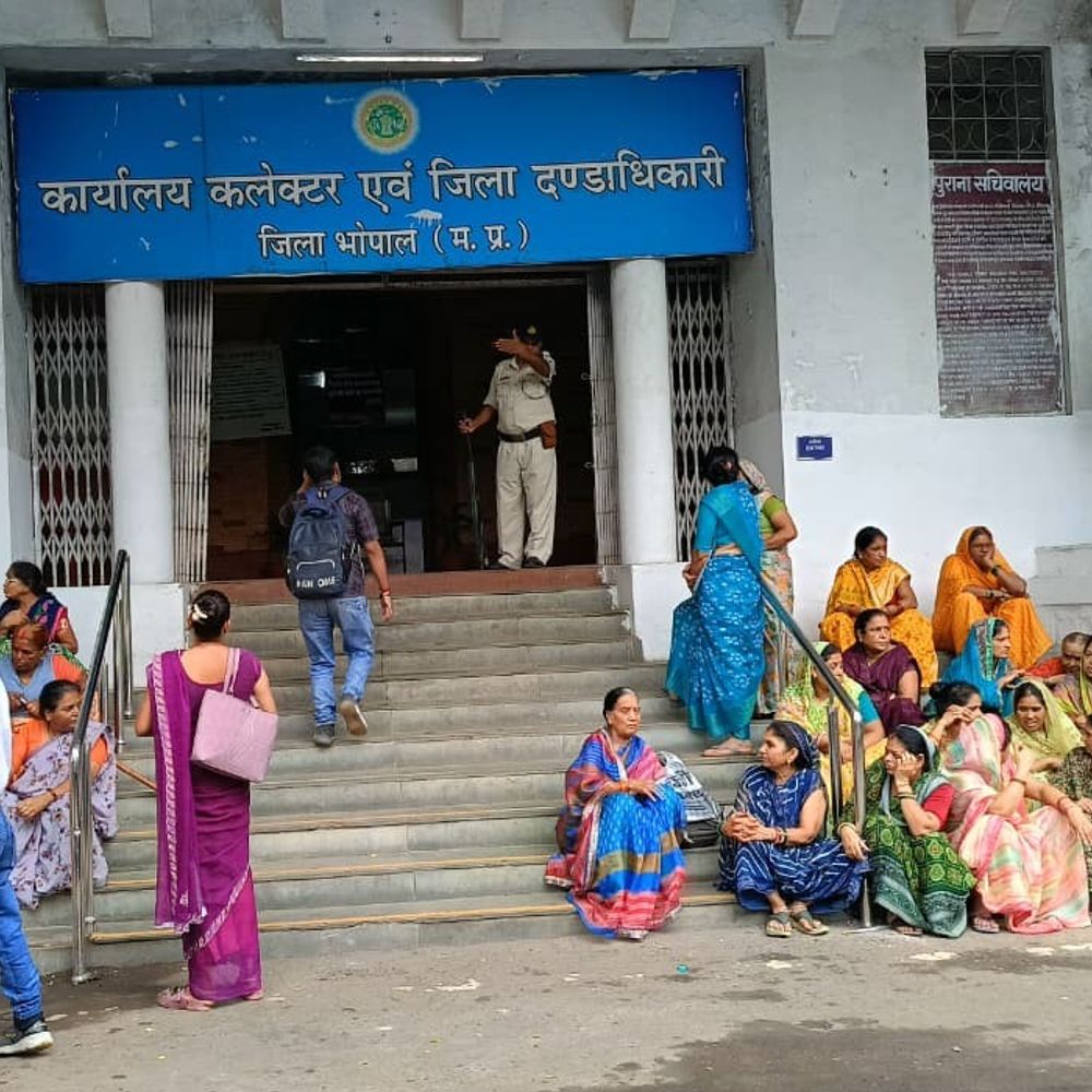 
                 गुफा मंदिर-बरेला गांव का रास्ता बंद, गुस्साए लोग:भोपाल कलेक्टोरेट की सीढ़ियों पर बैठीं महिलाएं; बोलीं- शवयात्रा ले जाने में भी दिक्कत हुई 
            