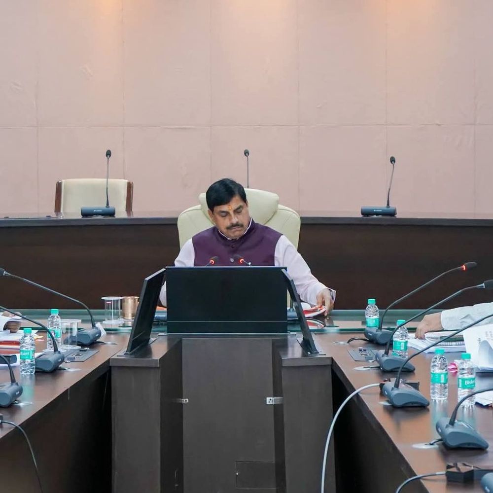 
                 MP में कब तक और कैसे होगी 48.80 लाख रजिस्ट्रियां?:अफसरों की बैठक में CM ने पूछा; विंध्याचल-सतपुड़ा भवन में शुरू होगी बायोमीट्रिक अटेंडेंस 
            