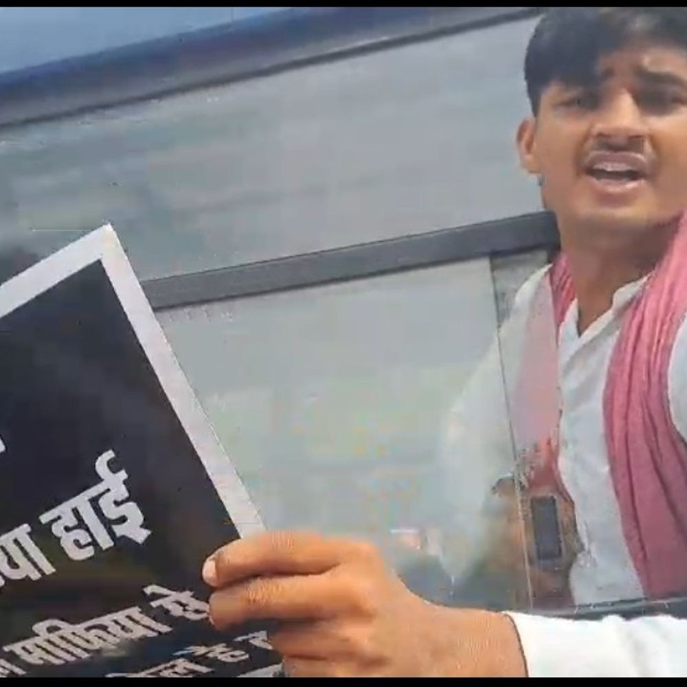 चीनी के बढ़ते दामों पर सपा कार्यकर्ताओं का प्रदर्शन:हजरतगंज चौराहे पर सरकार के खिलाफ लगाए नारे, पुलिस ने हिरासत में लिया