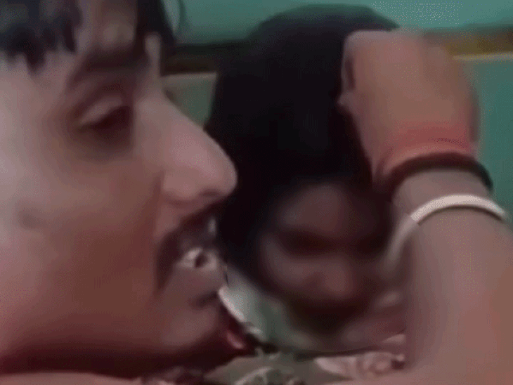 झांसी में पति ने प्रेमी से कराई पत्नी की शादी:बॉयफ्रेंड ने मांग भरी, फिर विवाहिता ने पैर छूकर लिया आशीर्वाद,आपत्तिजनक हालत में पकड़ा था
