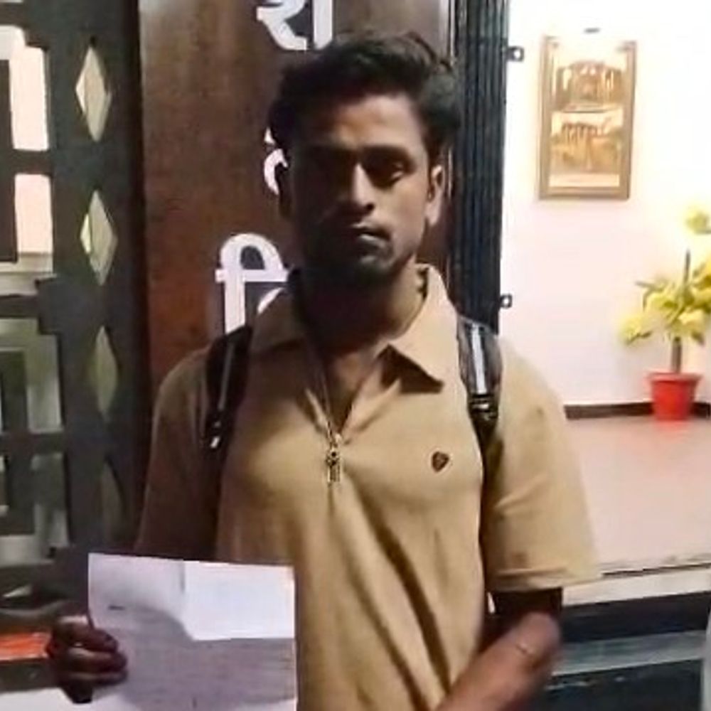 
                 मजदूर ने ठेकेदार पर मारपीट-फोन छीनने का आरोप लगाया:नीमच में बकाया मजदूरी मांगने पर धमकी; पीड़ित ने एसपी को आवेदन दिया 
            