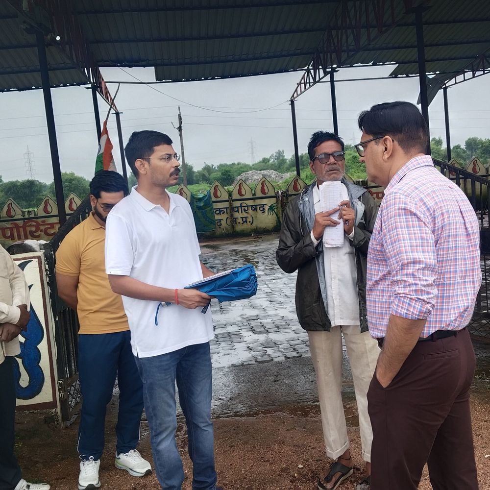 कलेक्टर ने ट्रेंचिंग ग्राउंड का निरीक्षण किया:लॉग बुक में अनियमितता पर जताई नाराजगी