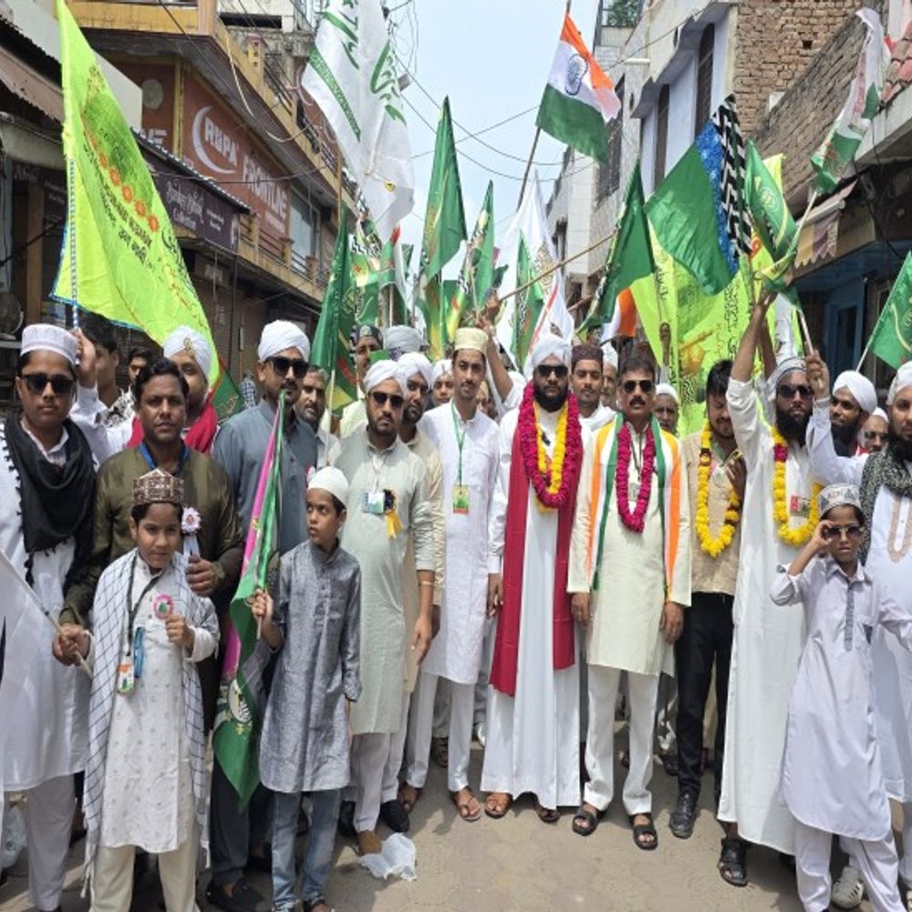वृंदावन में ईद-मिलादुन्नबी पर निकाला जुलूसे मोहम्मदी:जामा मस्जिद से शुरू हुआ, ‘सरकार की आमद मरहबा’ के नारों से गूंजा शहर