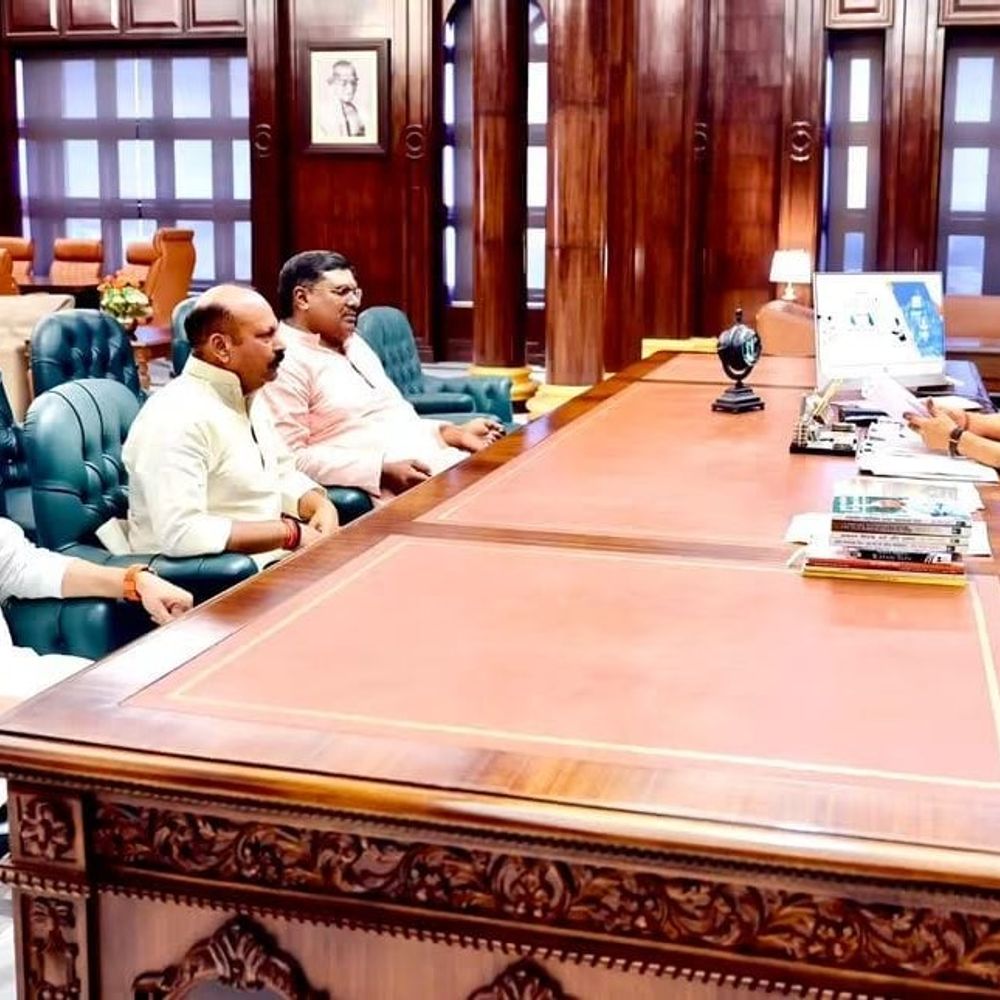 CM योगी से मिले MLC विक्रांत और विधायक राम विलास:मऊ के कर्मचारियों की समस्याओं और विकास कार्यों पर हुई चर्चा