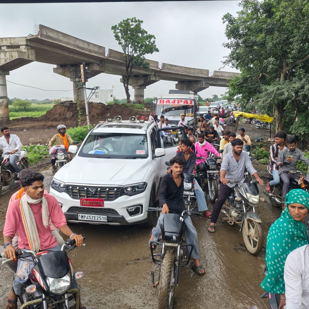 सजेली रेलवे फाटक ओवरब्रिज निर्माण 3 साल से अधूरा:विधायक ने देरी पर जताई नाराजगी; बोले-जल्द काम पूरा नहीं हुआ तो आंदोलन करेंगे
