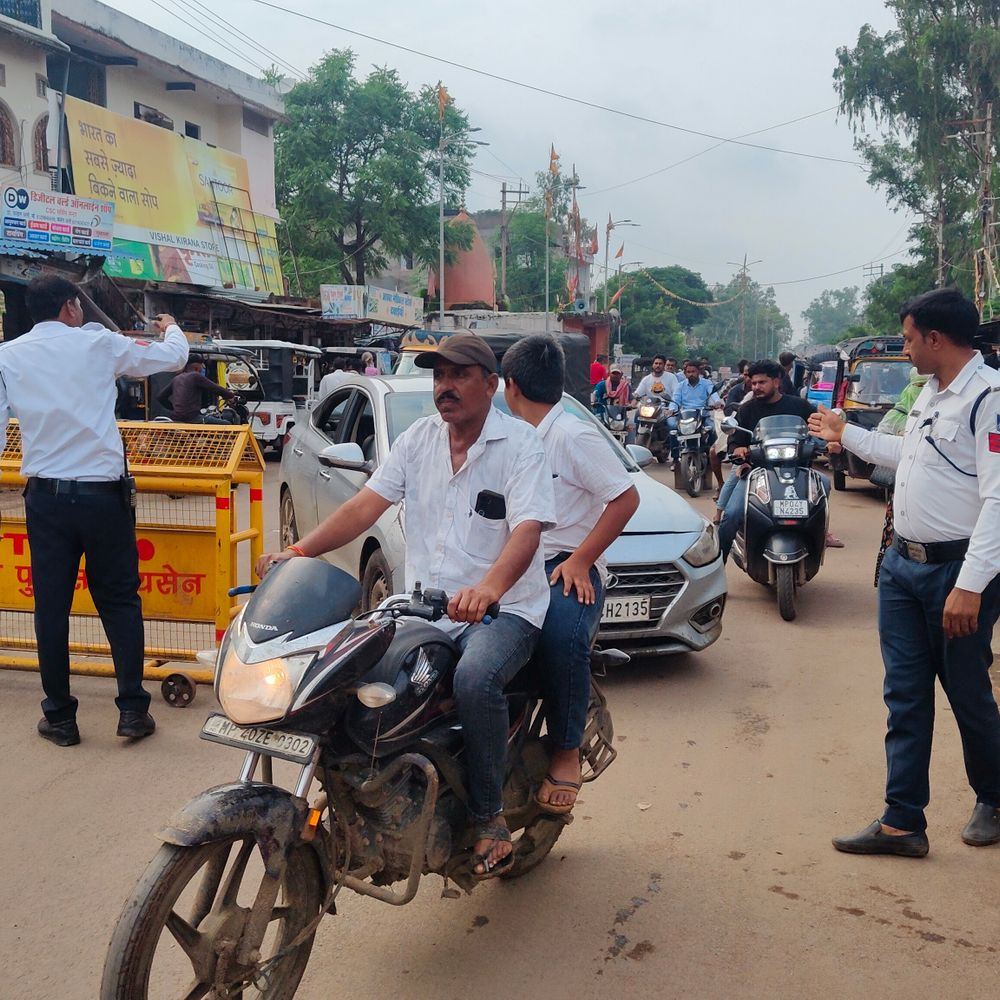 राखी की खरीदारी को उमड़ी भीड़,बाजार में पुलिस का पहरा:जाम रोकने ऑटो का रूट बदला, आठ पॉइंट पर जवान तैनात; बसों में ओवरलोडिंग जारी