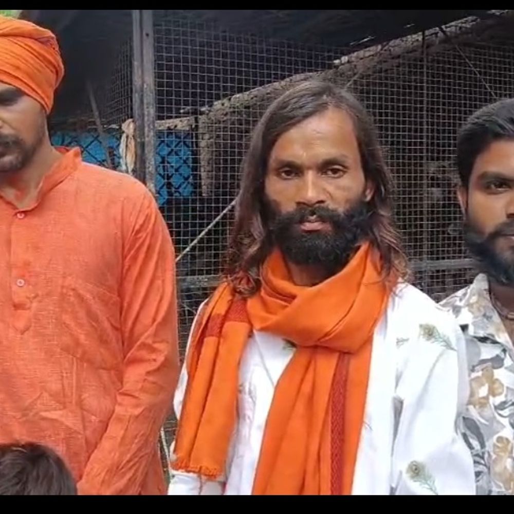 कानपुर में गूंजे 'हर-हर महादेव' के जयकारे:नर्मदेश्वर शिवलिंग लेकर बाराबंकी जा रहे महाराज का भव्य स्वागत