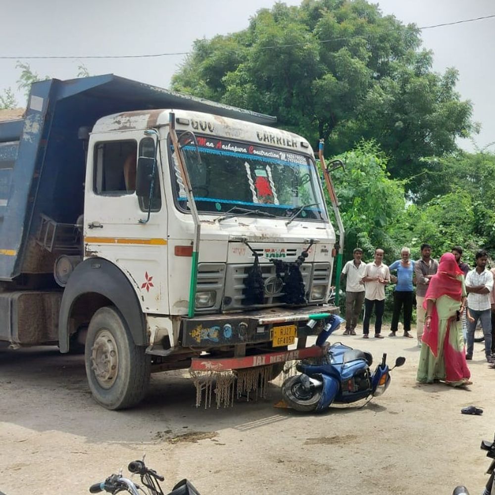 ओवरलोड डंपर की टक्कर से स्कूटी सवार छात्राएं घायल:दोनों का नाथद्वारा के हॉस्पिटल में इलाज जारी, ड्राइवर गाड़ी छोड़कर भागा