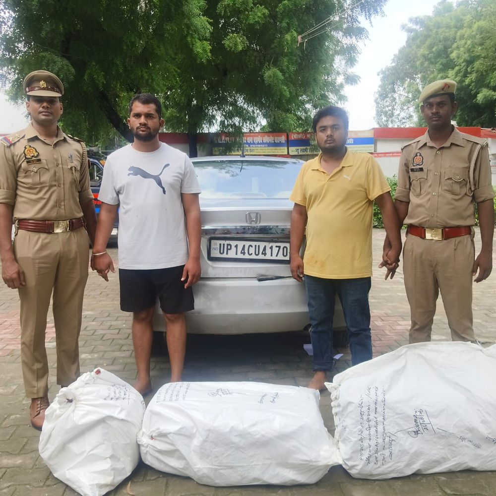 वाराणसी में 105 किलो गांजे के साथ दो युवक गिरफ्तार:हरहुआ रिंग रोड से नारकोटिक्स और स्थानीय पुलिस ने पकड़ा, तीसरा आरोपी अंधेरे में फरार