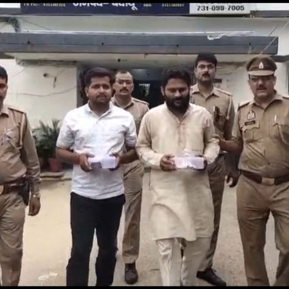 बदायूं में नेताओं संग फोटो से रसूख दिखाता था अमन:CO के नाम पर रेप के झूठे केस में फंसाने की धमकी, 1.40 लाख वसूले