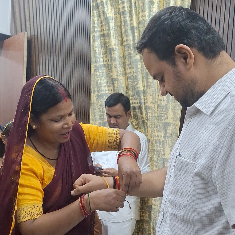 गाजीपुर डीएम को महिलाओं ने कलाई पर बांधी राखी:पूनम बोली- 'DM को नहीं, अपने भाई को बांधी है' साड़ी-मिठाई और फूड पैकेट भी बांटे