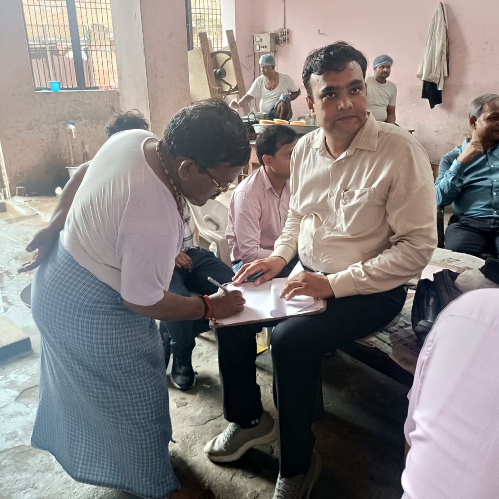 हाथरस में खाद्य विभाग ने छापेमारी कर 5 नमूने लिए:25 लीटर दूध और 15 किलो पेड़ा नष्ट कराया, नमूनों को प्रयोगशाला भेजा