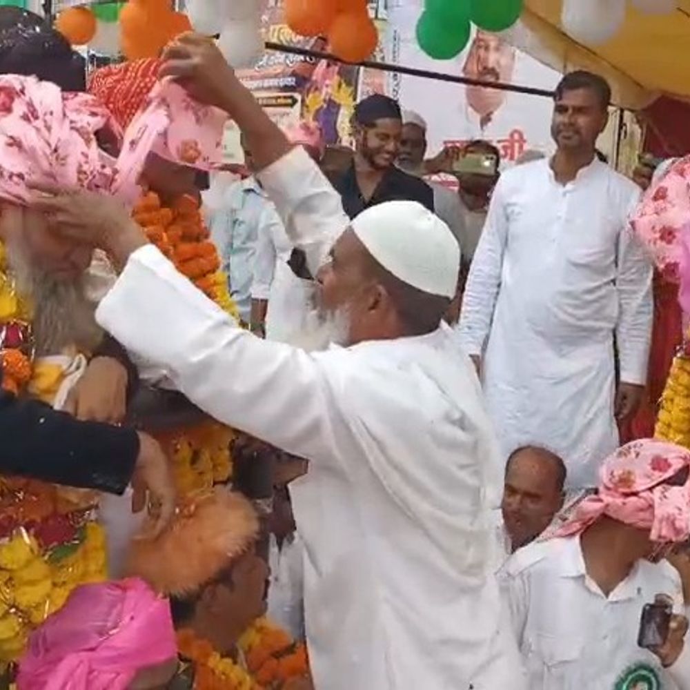 ईद मिलादुन्नबी का जुलूस, 8 घंटे हजार लोग मौजूद रहे:शिवपुरी में पगड़ी बांधकर स्वागत; शहर के बीचों-बीच से निकले लोग