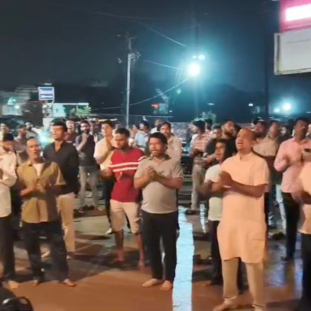 
                 नीमच में 200 साल पुराने मंदिर पर फोरलेन का संकट:हनुमान चालीसा पाठ कर जताया विरोध; पुलिया निर्माण रोकने की मांग 
            