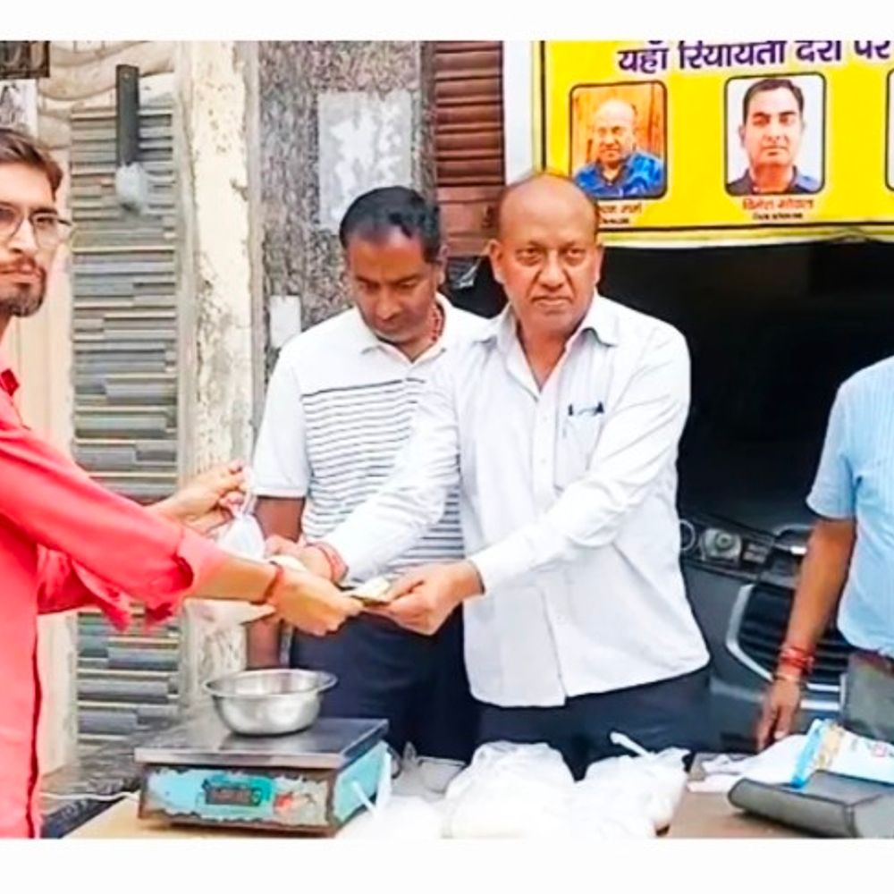 हापुड़ में ₹60 प्रति किलो बिकी चीनी:प्रशासन की सख्ती के बाद व्यापारियों ने लगाए विशेष स्टॉल