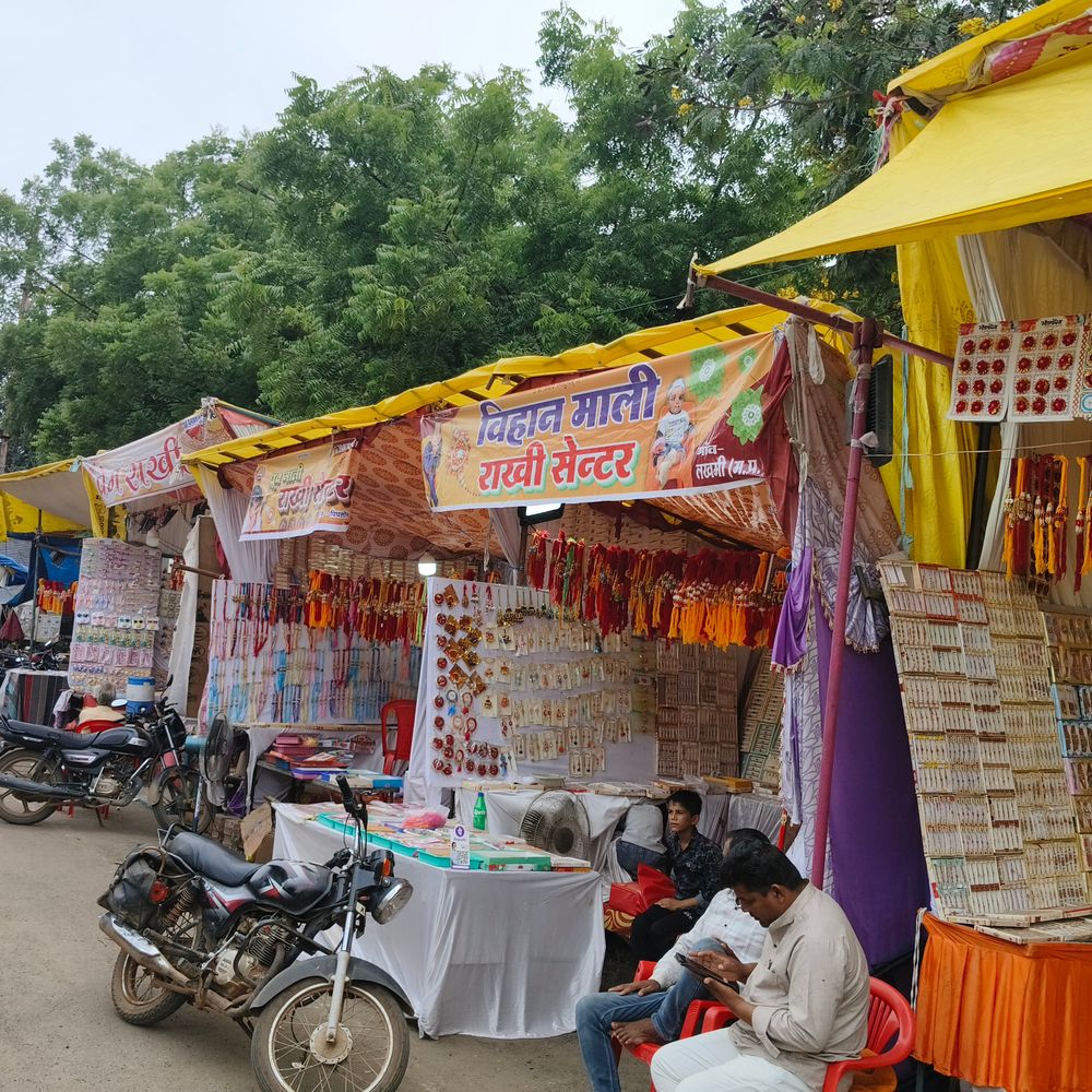 
                 नीमच बाजार में ब्लू आई-स्पिनर्स राखियों का क्रेज:रक्षाबंधन पर बच्चों में स्पाइडरमैन और युवाओं में ब्रेसलेट राखी की मांग 
            