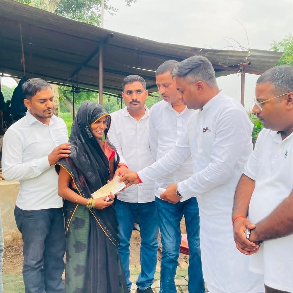 सपा ने बृजेश रावत के परिवार को 1लाख की सहायता:पूर्व सपा प्रत्याशी अजीत प्रसाद ने परिजनों को सौंपा चेक