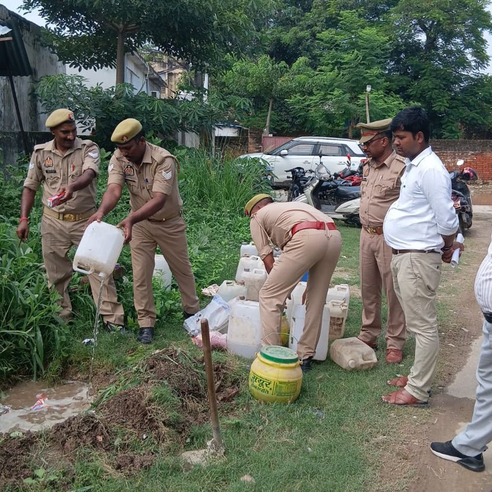मऊ में 272.5 लीटर अवैध शराब नष्ट:न्यायालय के आदेश पर 23 मुकदमों से संबंधित शराब का हुआ विनिष्टीकरण