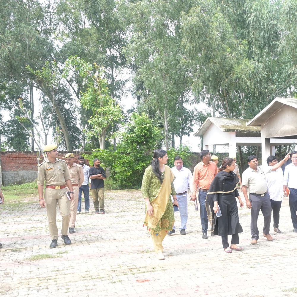 डीएम अस्मिता लाल ने यमुना घाट का निरीक्षण किया:श्मशान घाट की सफाई और व्यवस्था सुधारने के निर्देश दिए