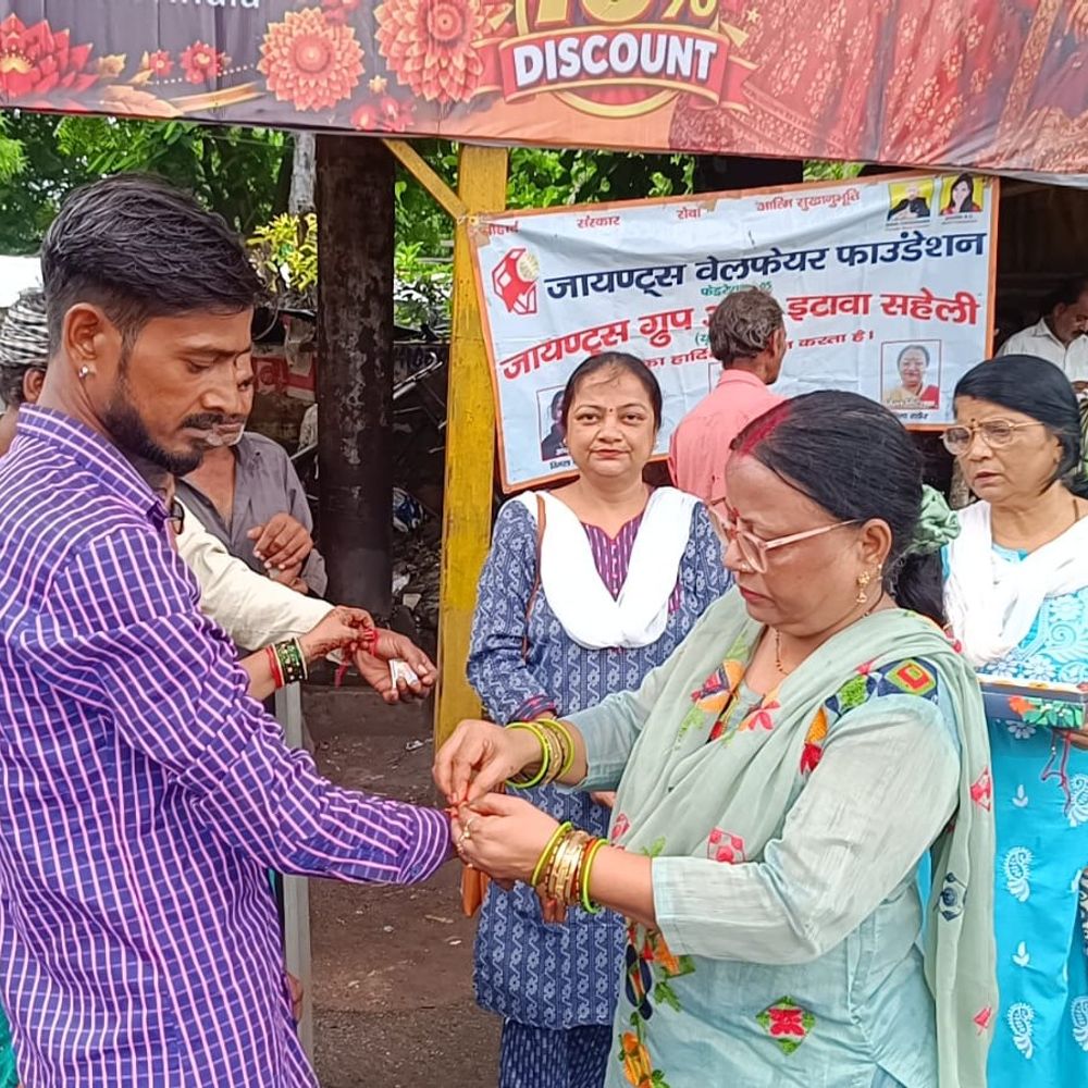 इटावा में जायंट्स ग्रुप ने श्रमिकों संग मनाया रक्षाबंधन:महिला सदस्यों ने कलाई पर राखी बांधकर जताया सम्मान