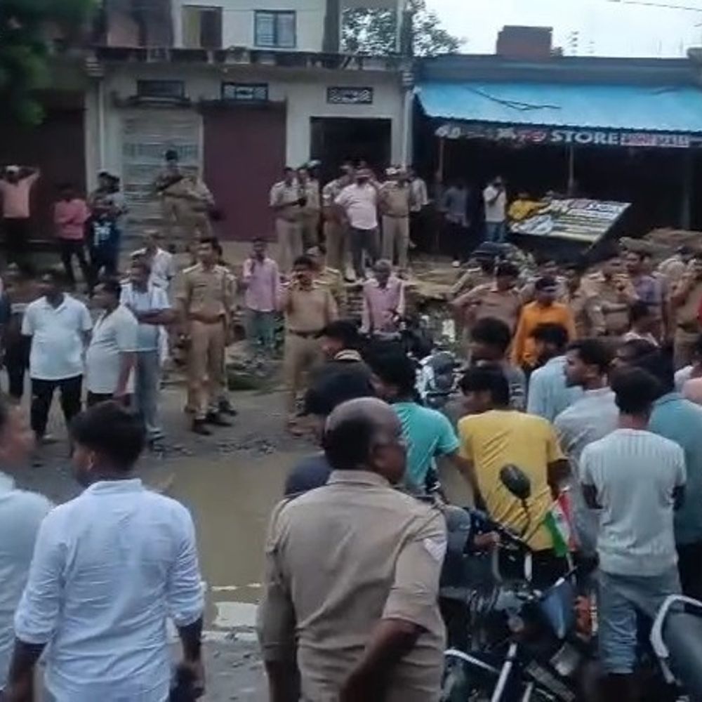 तेज रफ्तार पिकअप ने दो बहनों को मारी टक्कर:6 साल की बच्ची की मौत, बहन गंभीर घायल; गुस्साए ग्रामीणों ने लगाया जाम