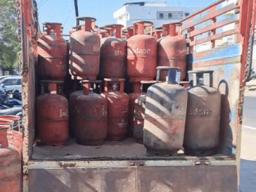 
                 LPG सिलेंडर के लिए e-KYC 31 अगस्त तक करा सकेंगे:आधार वेरिफिकेशन की डेडलाइन दूसरी बार बढ़ी; सब्सिडी भी बंद हो सकती है, जानें पूरी प्रोसेस 
            
