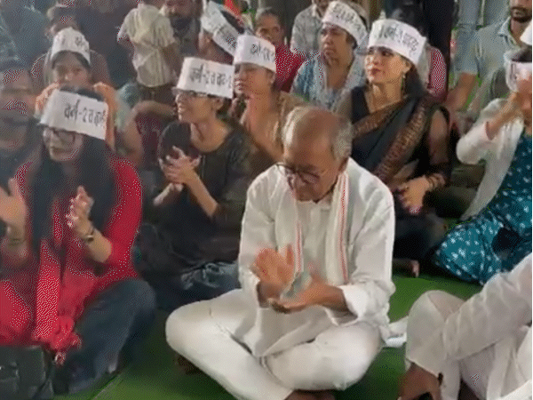 
                 भोपाल में शिक्षक भर्ती में पदवृद्धि की मांग-दिग्विजय पहुंचे:बोले- मांगे नहीं मानीं तो शिक्षक दिवस से खुद करुंगा 24 घंटे की भूख हड़ताल 
            