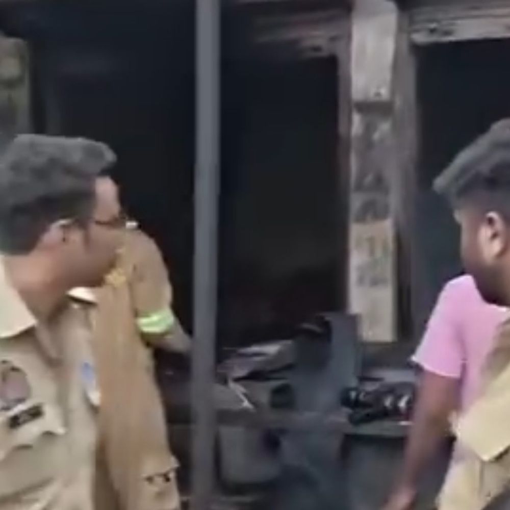 फास्टफूड की दुकान में सिलेंडर फटा:बरदहिया बाजार में लगी आग, फायर ब्रिगेड ने पाया काबू