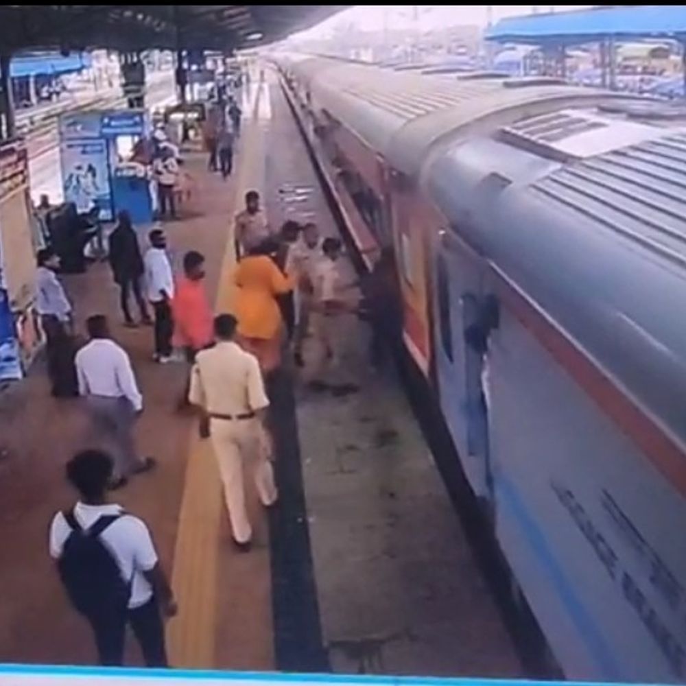 बस्ती स्टेशन पर युवती ट्रेन के नीचे जाने से बची:आरपीएफ-जीआरपी जवानों ने दौड़कर बचाई जान