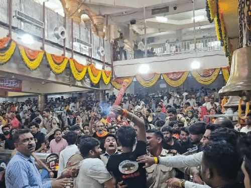 
                 महाकाल मंदिर में कावड़ियों का उत्पात,बेरिकेट तोड़े दान पेटी फेंकी:दो सुरक्षाकर्मी घायल, नंदी हाल में जाने को लेकर हुआ हंगामा 
            
