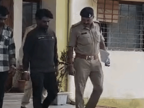 नेपानगर में पुलिस चेकिंग देखकर आर्टिगा छोड़कर भागे 4 आरोपी:दो इंदौर से गिरफ्तार, कार से चाकू, फर्जी नंबर प्लेट मिलीं थी; 2 की तलाश जारी