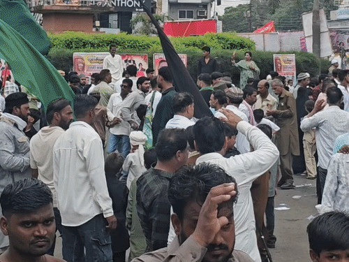 
                 मंदसौर में ईद मिलादुन्नबी का जुलूस:50 हजार लोग शामिल हुए, शहर काजी ने इंसानियत का संदेश दिया; ड्रोन से की गई निगरानी 
            