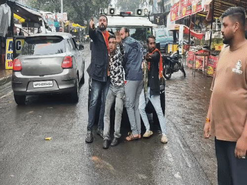 गैंगरेप आरोपियों को ले जा रही पुलिस की गाड़ी रोकी:गुस्साई भीड़ बोली- इनका जुलूस निकालो; पुलिस से बहस और झूमाझटकी