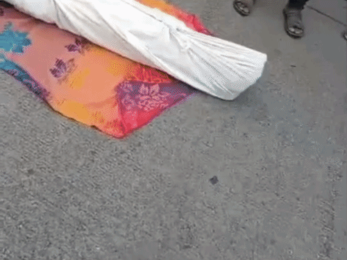 
                 रतलाम में जमीन विवाद के बाद युवक ने कीटनाशक पीया,मौत:परिजनों ने शव सड़क पर रखकर किया प्रदर्शन; निष्पक्ष जांच की मांग 
            